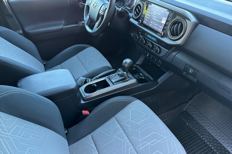 Toyota Tacoma 4WD Vehicle Full-screen Gallery Image 18