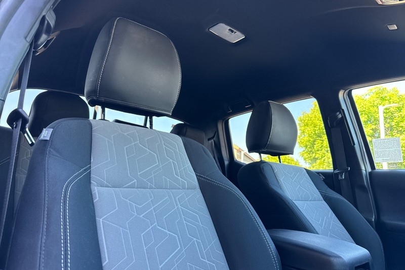 Toyota Tacoma 4WD Vehicle Full-screen Gallery Image 19