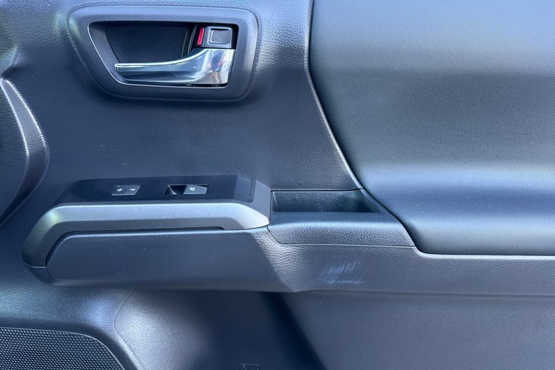 Toyota Tacoma 4WD Vehicle Full-screen Gallery Image 20