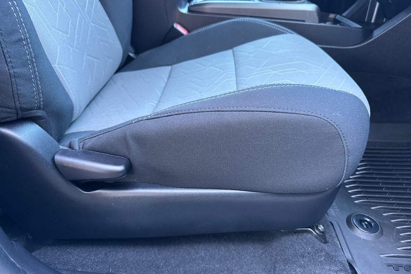 Toyota Tacoma 4WD Vehicle Full-screen Gallery Image 22