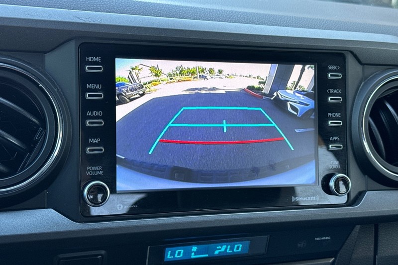 Toyota Tacoma 4WD Vehicle Full-screen Gallery Image 26