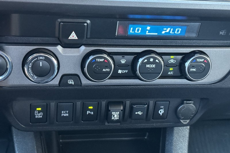 Toyota Tacoma 4WD Vehicle Full-screen Gallery Image 27