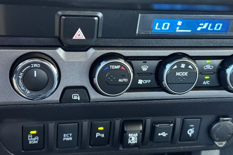 Toyota Tacoma 4WD Vehicle Full-screen Gallery Image 28