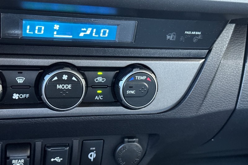 Toyota Tacoma 4WD Vehicle Full-screen Gallery Image 29