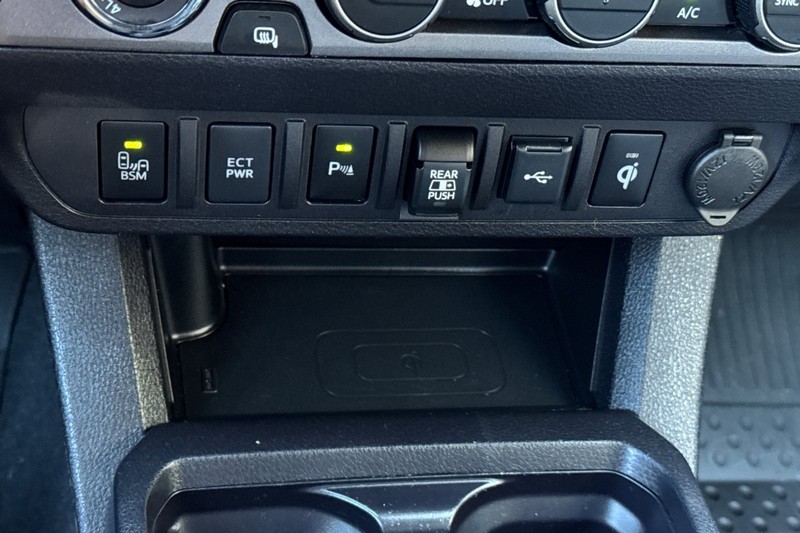 Toyota Tacoma 4WD Vehicle Full-screen Gallery Image 30