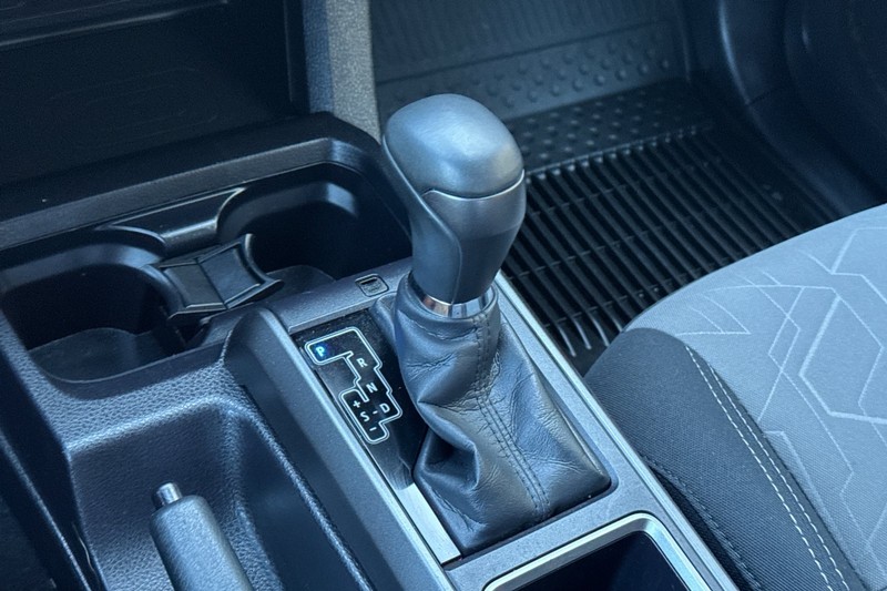 Toyota Tacoma 4WD Vehicle Full-screen Gallery Image 33