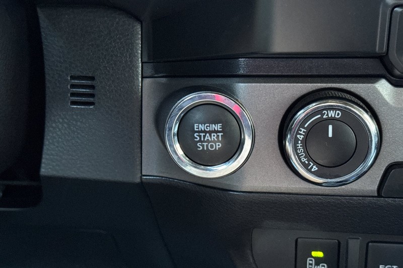 Toyota Tacoma 4WD Vehicle Full-screen Gallery Image 34