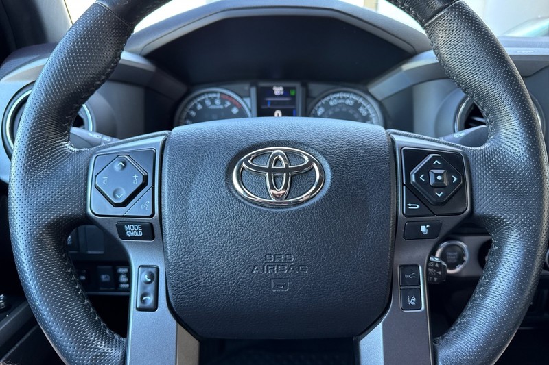 Toyota Tacoma 4WD Vehicle Full-screen Gallery Image 35
