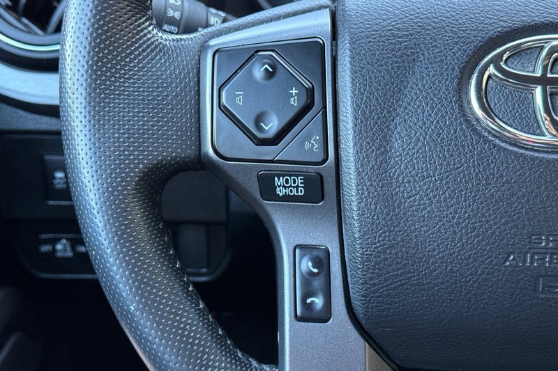Toyota Tacoma 4WD Vehicle Full-screen Gallery Image 36