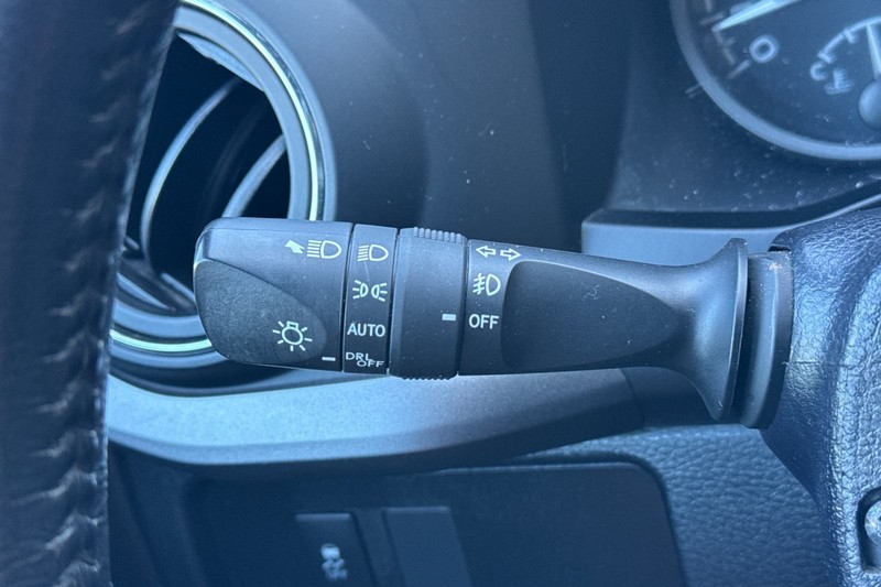 Toyota Tacoma 4WD Vehicle Full-screen Gallery Image 37