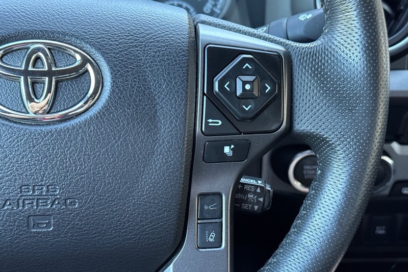 Toyota Tacoma 4WD Vehicle Full-screen Gallery Image 38