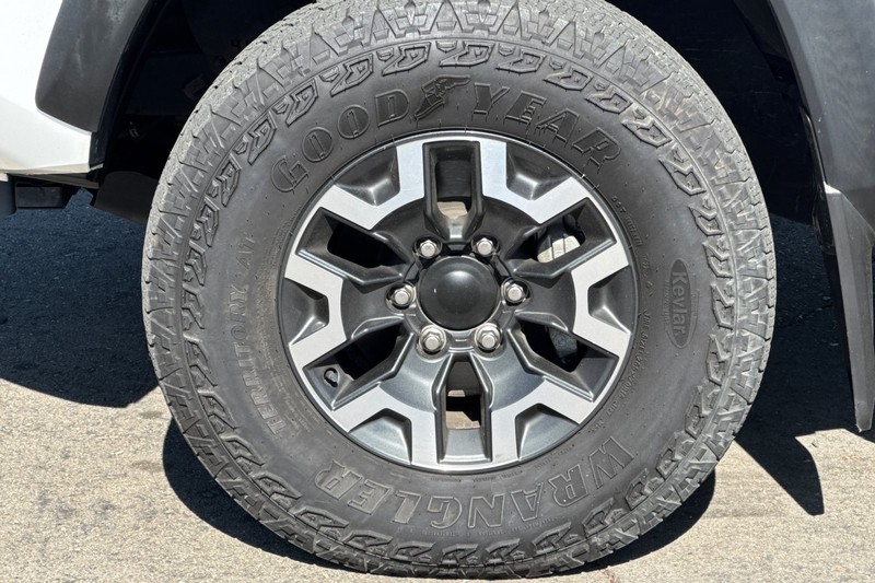 Toyota Tacoma 4WD Vehicle Full-screen Gallery Image 44