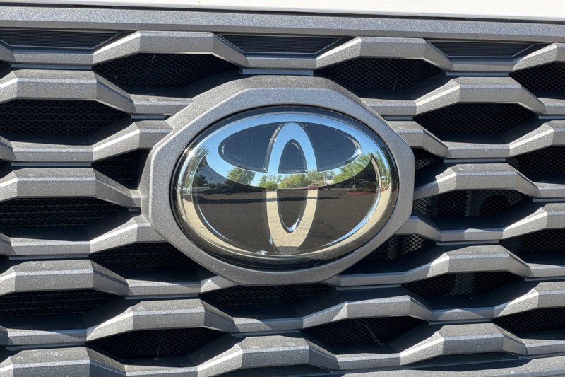 Toyota Tacoma 4WD Vehicle Full-screen Gallery Image 46
