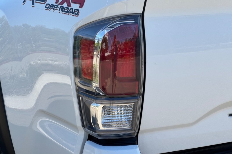 Toyota Tacoma 4WD Vehicle Full-screen Gallery Image 47