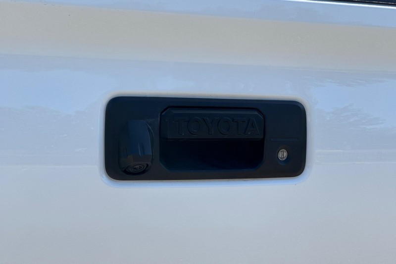 Toyota Tacoma 4WD Vehicle Full-screen Gallery Image 48