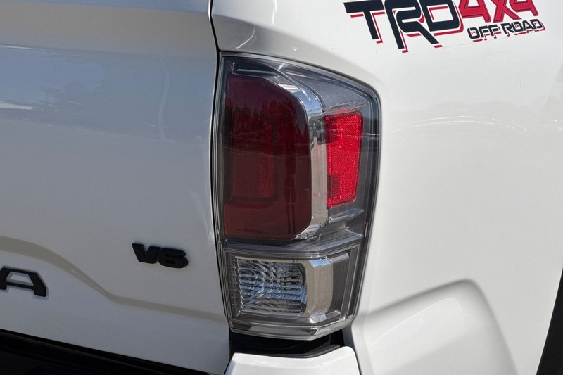 Toyota Tacoma 4WD Vehicle Full-screen Gallery Image 49
