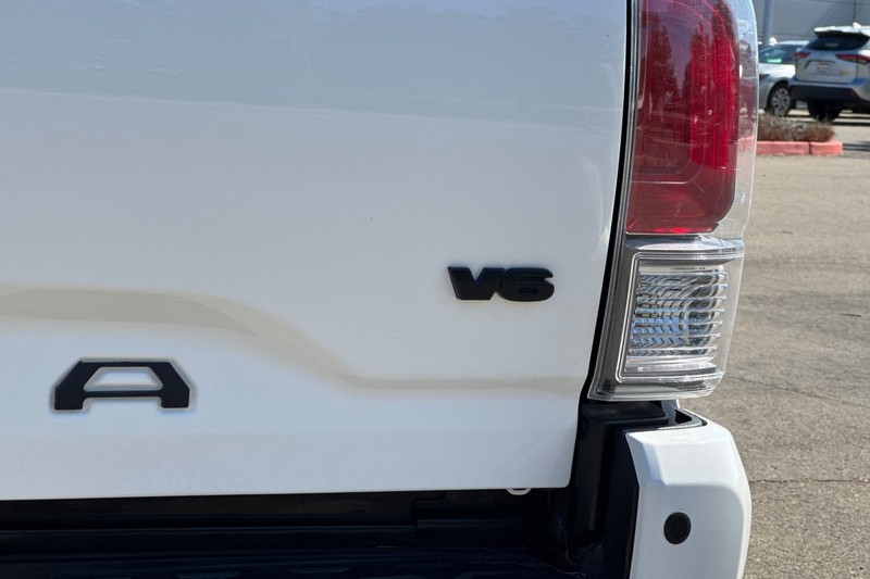 Toyota Tacoma 4WD Vehicle Full-screen Gallery Image 50