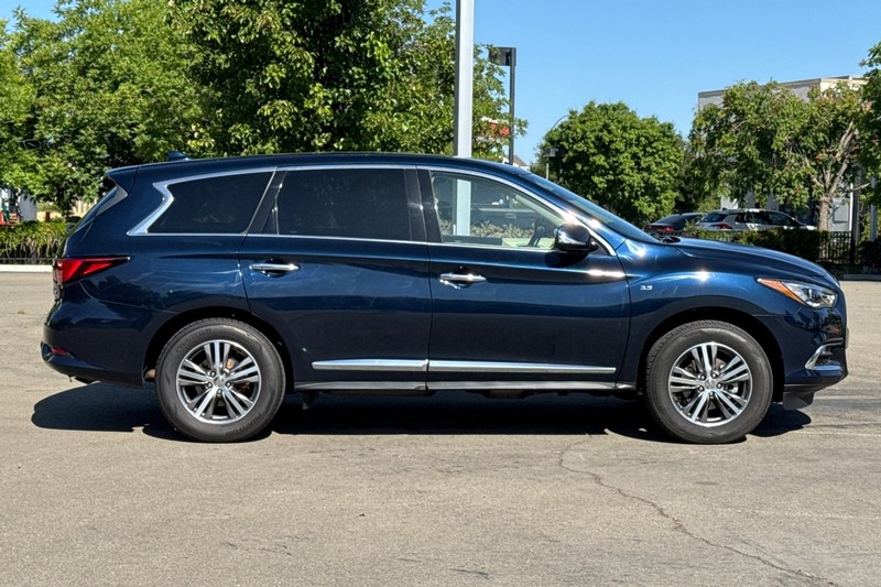 INFINITI QX60 Vehicle Full-screen Gallery Image 03