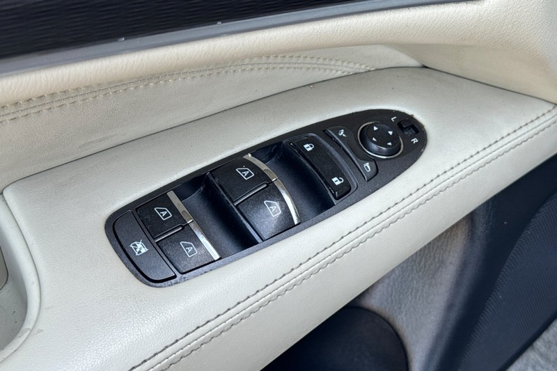 INFINITI QX60 Vehicle Full-screen Gallery Image 12