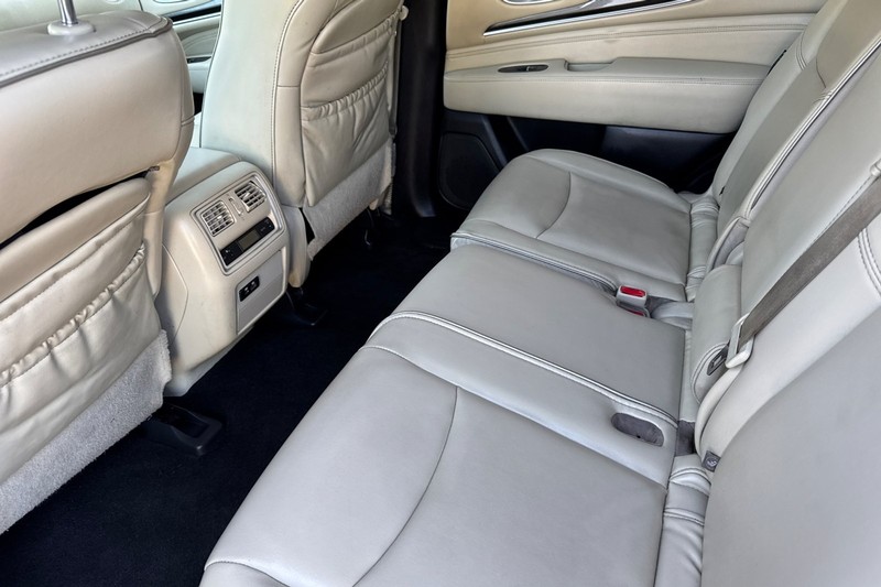 INFINITI QX60 Vehicle Full-screen Gallery Image 14