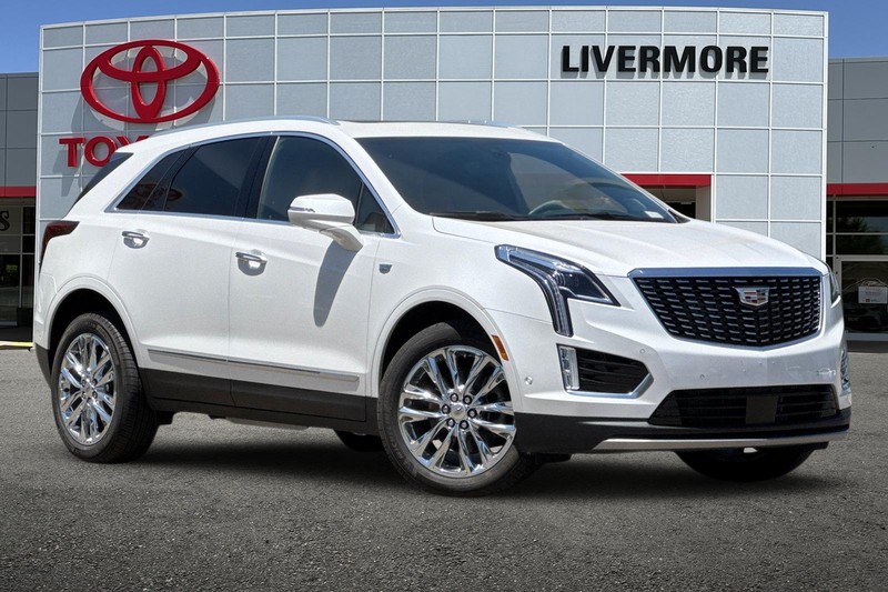 Cadillac XT5 Vehicle Full-screen Gallery Image 02