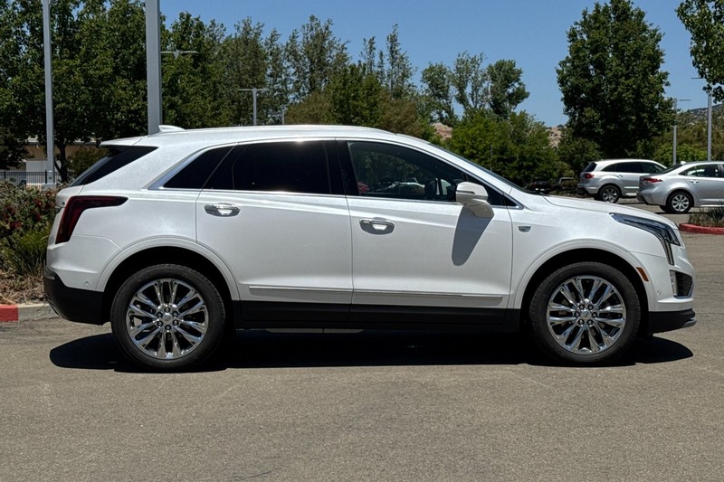 Cadillac XT5 Vehicle Full-screen Gallery Image 03