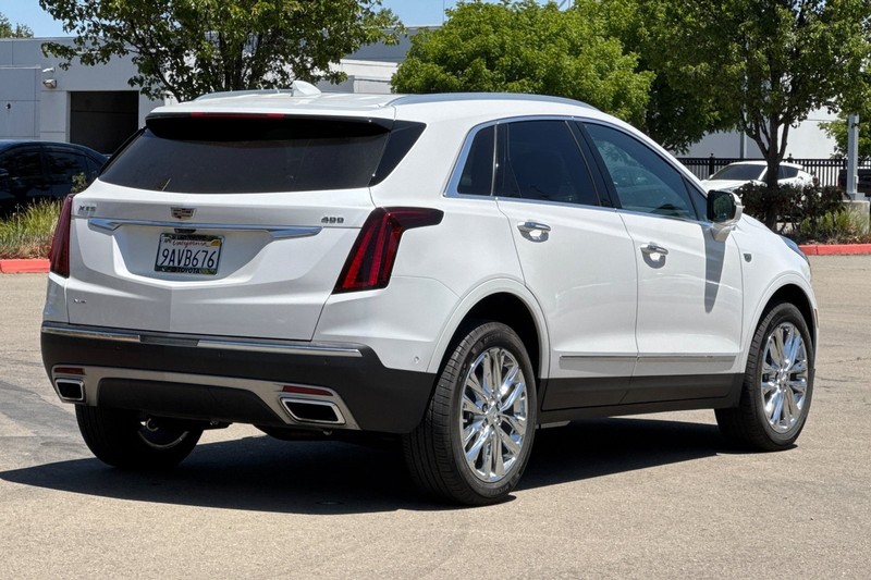 Cadillac XT5 Vehicle Full-screen Gallery Image 04