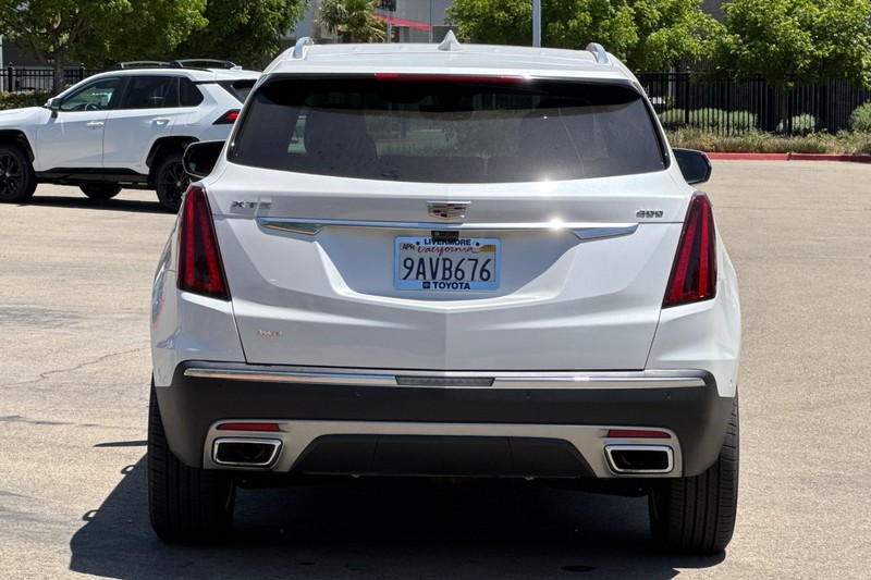 Cadillac XT5 Vehicle Full-screen Gallery Image 05