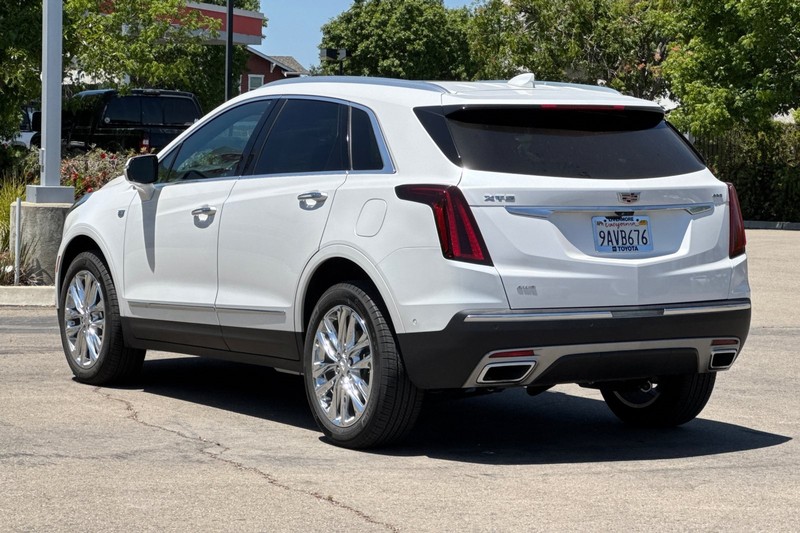 Cadillac XT5 Vehicle Full-screen Gallery Image 06
