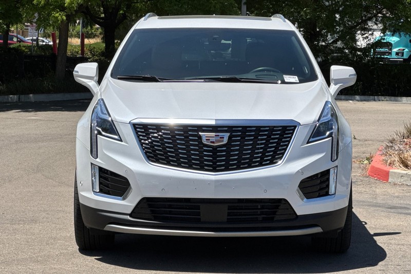 Cadillac XT5 Vehicle Full-screen Gallery Image 09