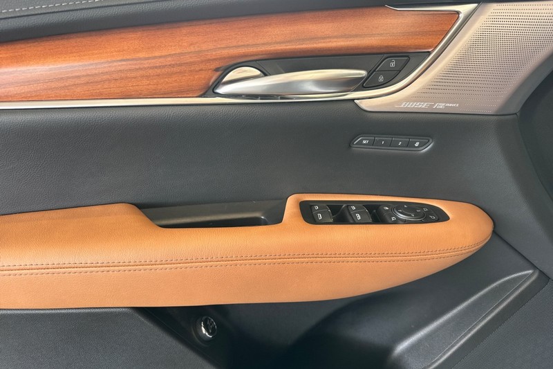 Cadillac XT5 Vehicle Full-screen Gallery Image 11