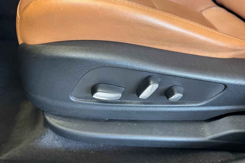 Cadillac XT5 Vehicle Full-screen Gallery Image 13