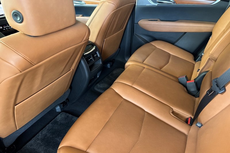 Cadillac XT5 Vehicle Full-screen Gallery Image 14