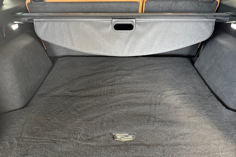 Cadillac XT5 Vehicle Full-screen Gallery Image 17