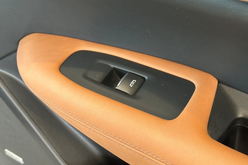 Cadillac XT5 Vehicle Full-screen Gallery Image 22