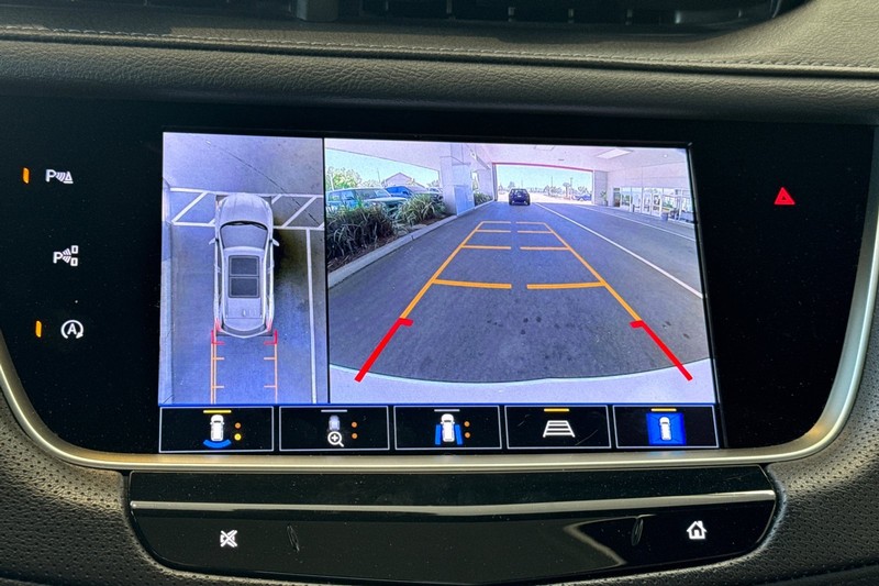 Cadillac XT5 Vehicle Full-screen Gallery Image 27