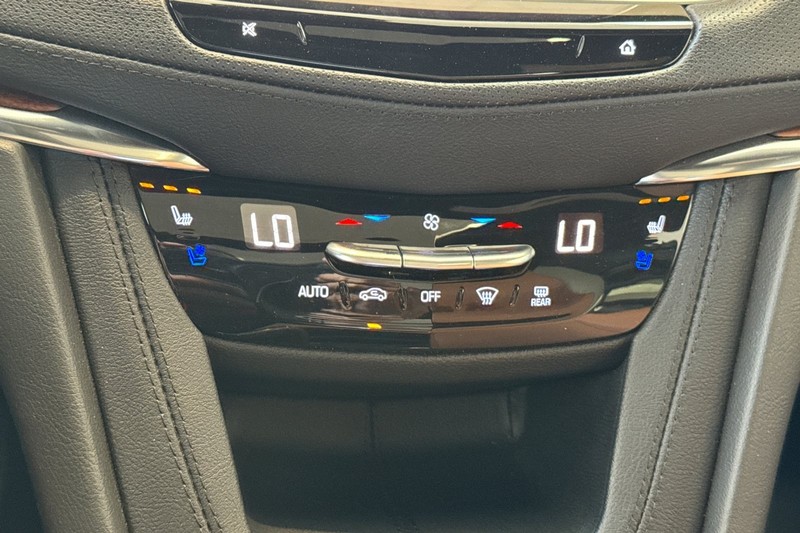 Cadillac XT5 Vehicle Full-screen Gallery Image 28