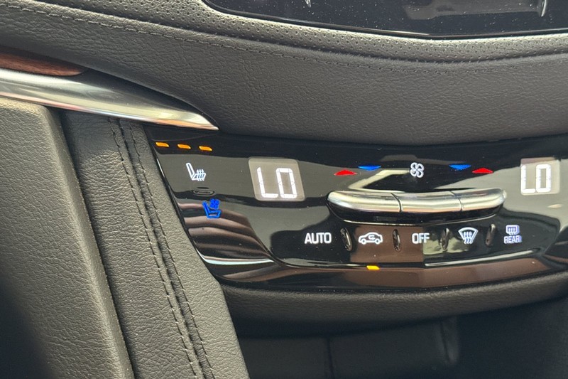 Cadillac XT5 Vehicle Full-screen Gallery Image 29
