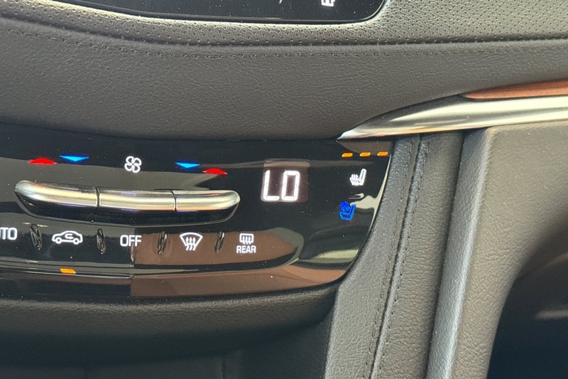 Cadillac XT5 Vehicle Full-screen Gallery Image 30