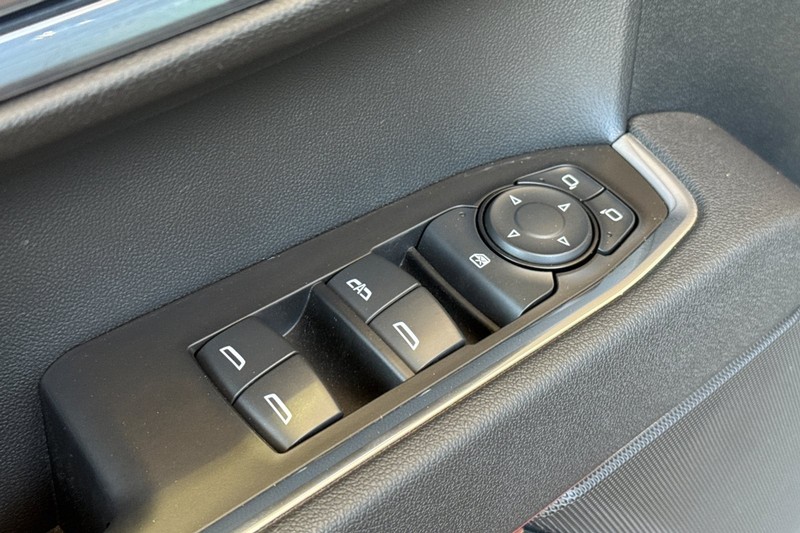 Chevrolet Silverado 1500 Vehicle Full-screen Gallery Image 12
