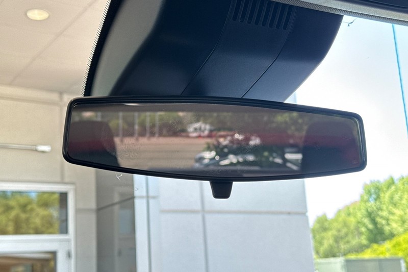 Chevrolet Silverado 1500 Vehicle Full-screen Gallery Image 24