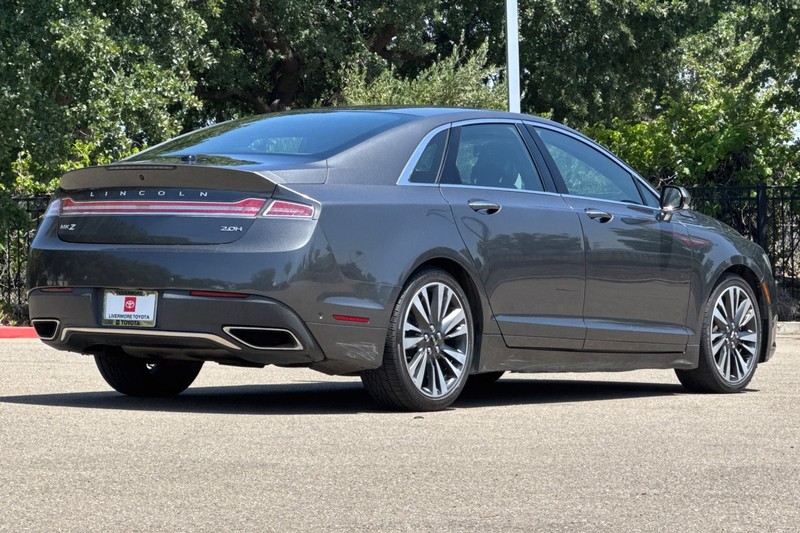 Lincoln MKZ Vehicle Full-screen Gallery Image 04