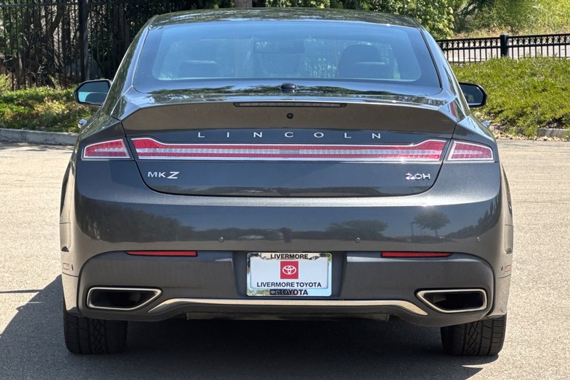 Lincoln MKZ Vehicle Full-screen Gallery Image 05