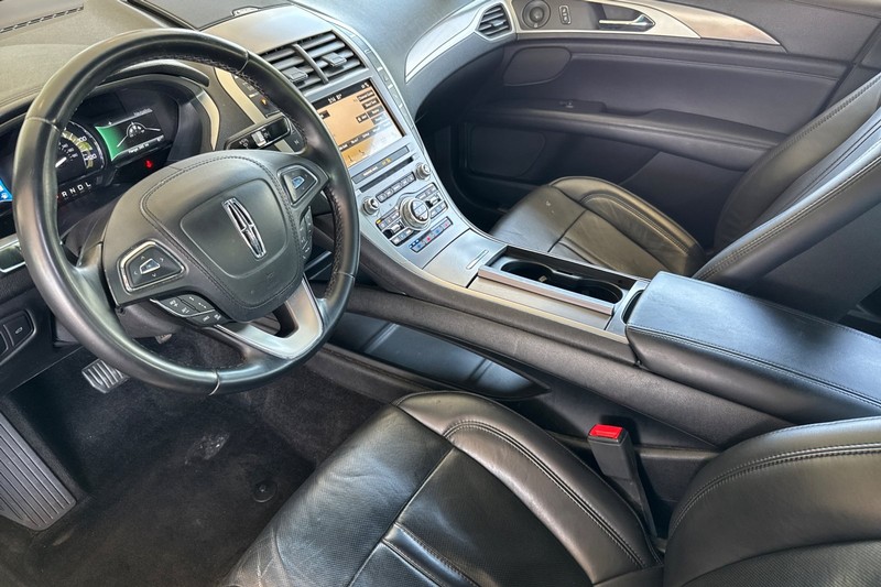 Lincoln MKZ Vehicle Full-screen Gallery Image 10