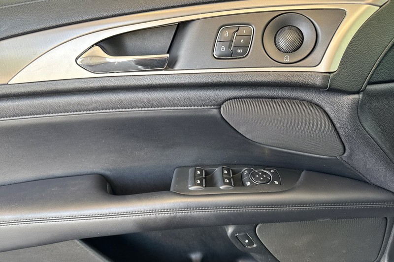 Lincoln MKZ Vehicle Full-screen Gallery Image 11