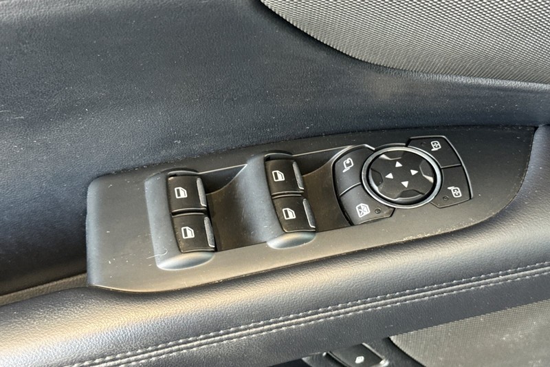Lincoln MKZ Vehicle Full-screen Gallery Image 12