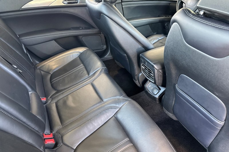 Lincoln MKZ Vehicle Full-screen Gallery Image 17