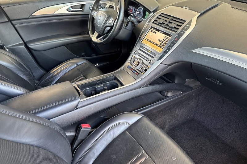 Lincoln MKZ Vehicle Full-screen Gallery Image 18