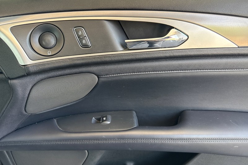 Lincoln MKZ Vehicle Full-screen Gallery Image 20