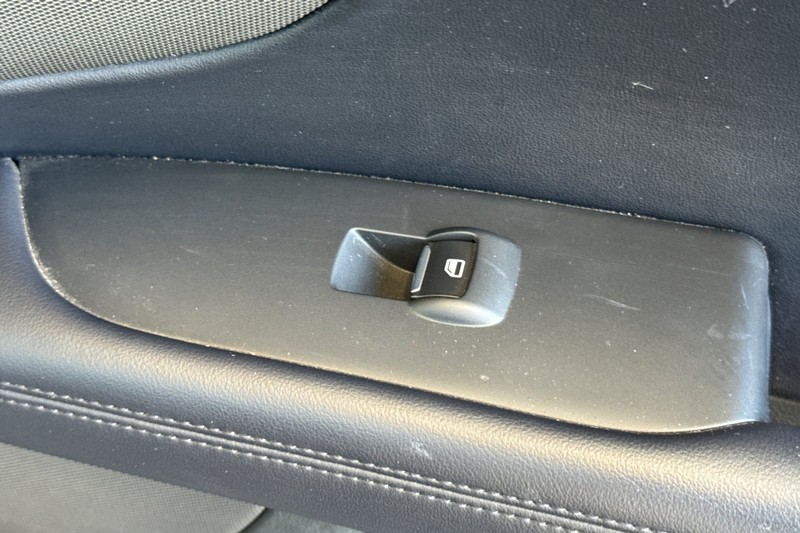 Lincoln MKZ Vehicle Full-screen Gallery Image 21